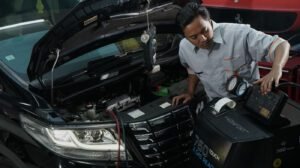 Mekanik sedang melakukan service AC Mobil Toyota Alphard